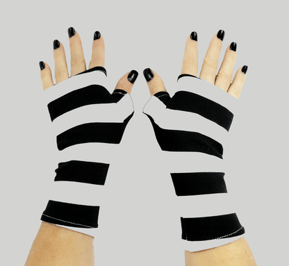 weiche Pulswärmer | Handschuhe ohne Finger fette Blockstreifen in schwarz weiß geringelt