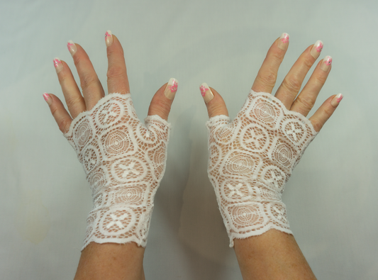 Pulswärmer Handschuhe fingerlos sehr weiche Spitze weiss geometrische Muster