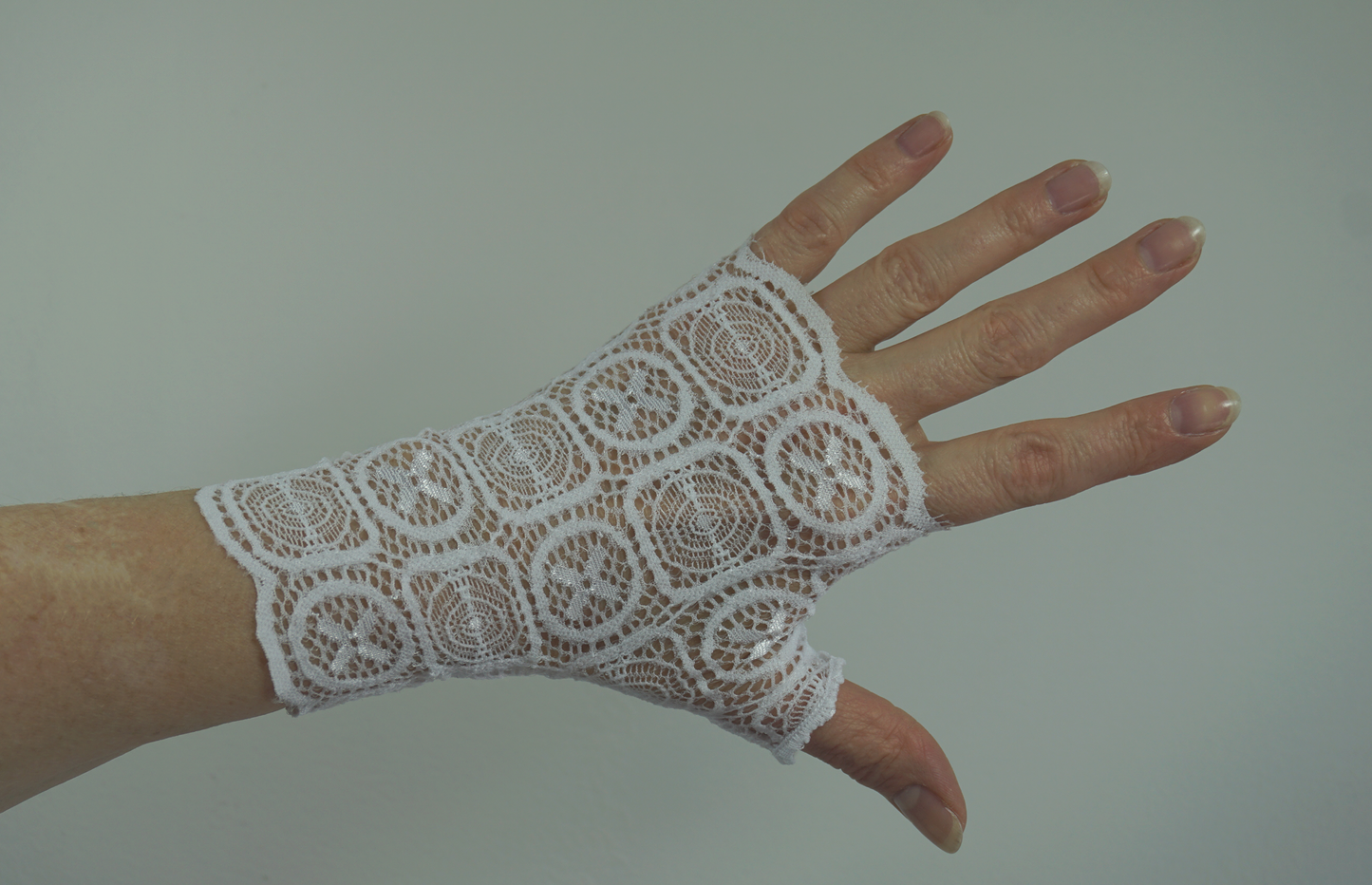 Pulswärmer Handschuhe fingerlos sehr weiche Spitze weiss geometrische Muster