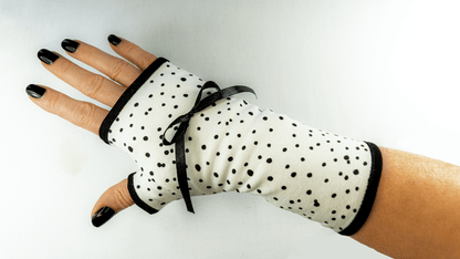 Pulswärmer Handschuhe fingerlos mit wilden Punkten gemustert + gefüttert + Schleife #pinup #polkadots