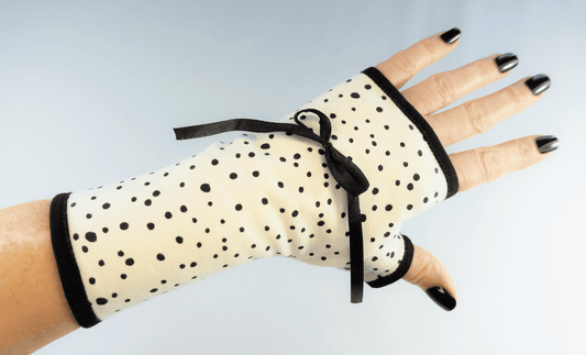 Pulswärmer Handschuhe fingerlos mit wilden Punkten gemustert + gefüttert + Schleife #pinup #polkadots