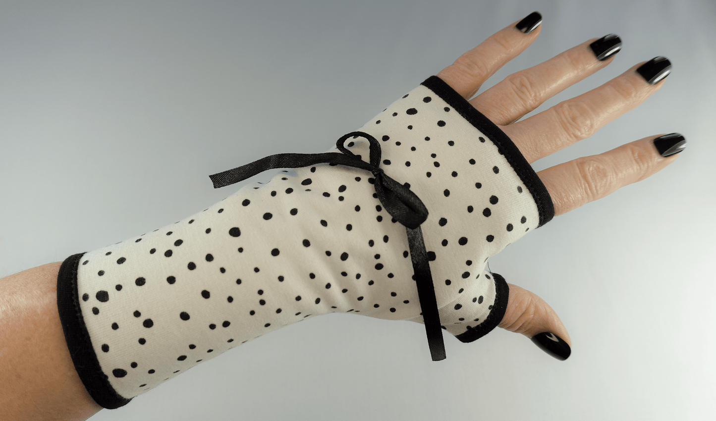 Pulswärmer Handschuhe fingerlos mit wilden Punkten gemustert + gefüttert + Schleife #pinup #polkadots