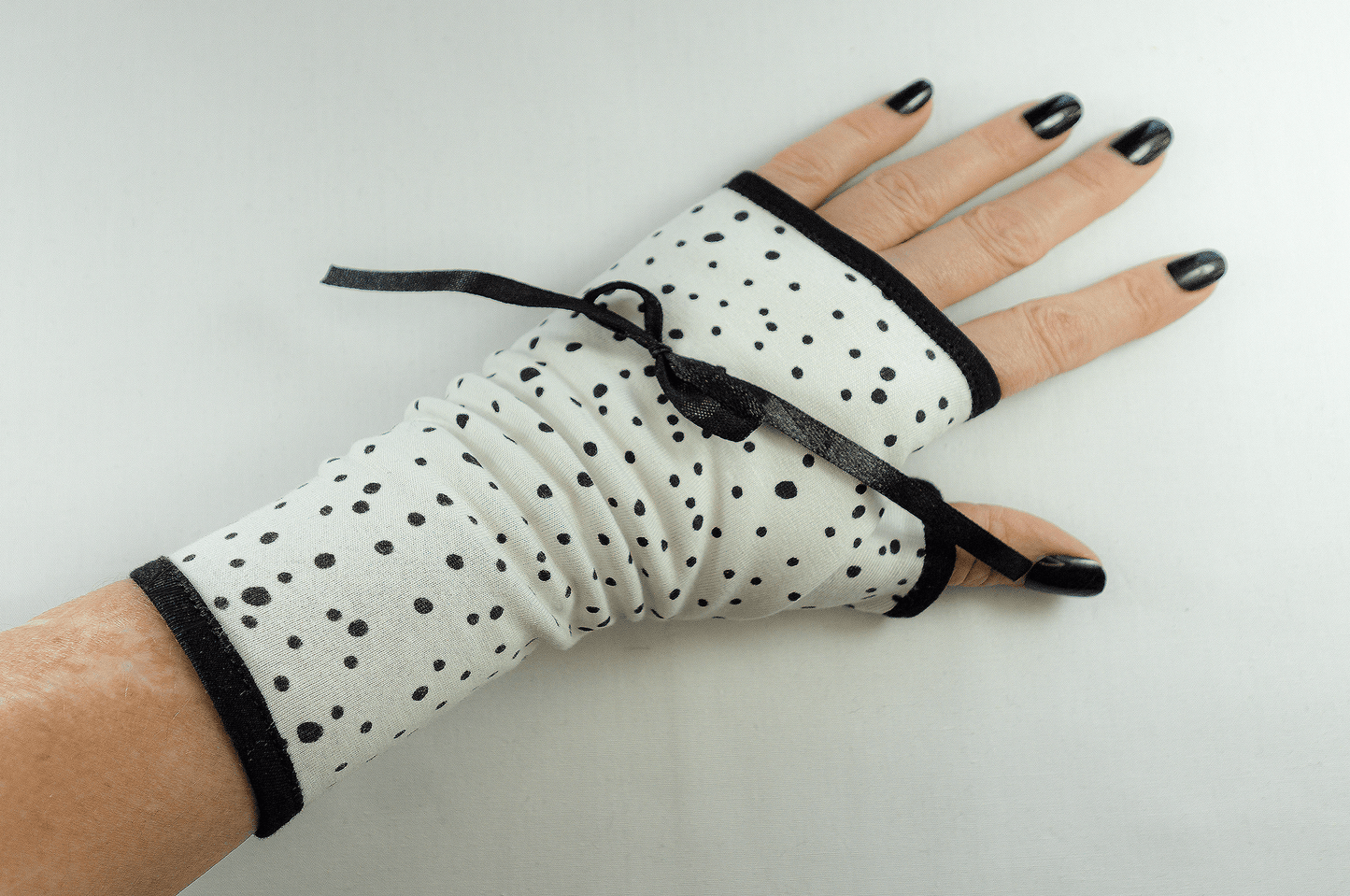 Pulswärmer Handschuhe fingerlos mit wilden Punkten gemustert + gefüttert + Schleife #pinup #polkadots