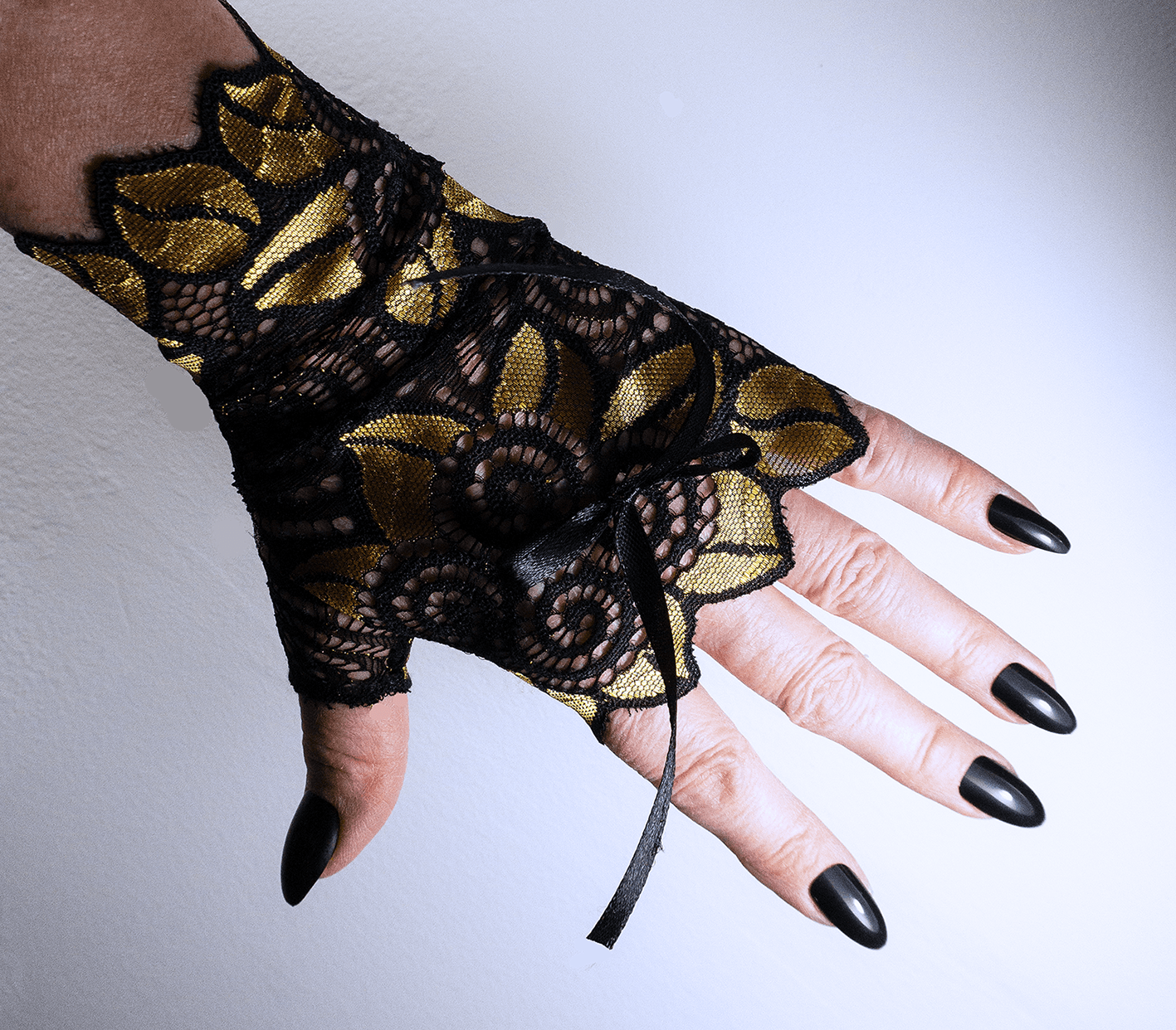 auffällige Pulswärmer | Handschuhe fingerlos glänzend mit riesigen Blumen + Schleife in schwarz / gold