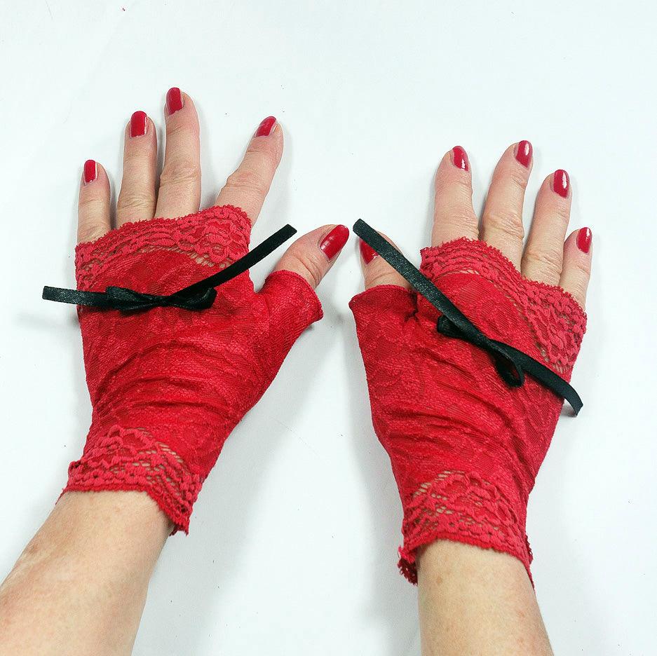 Wrist warmers gloves fingerless made of lingerie lace aubergine magenta patterned with huge flowers 