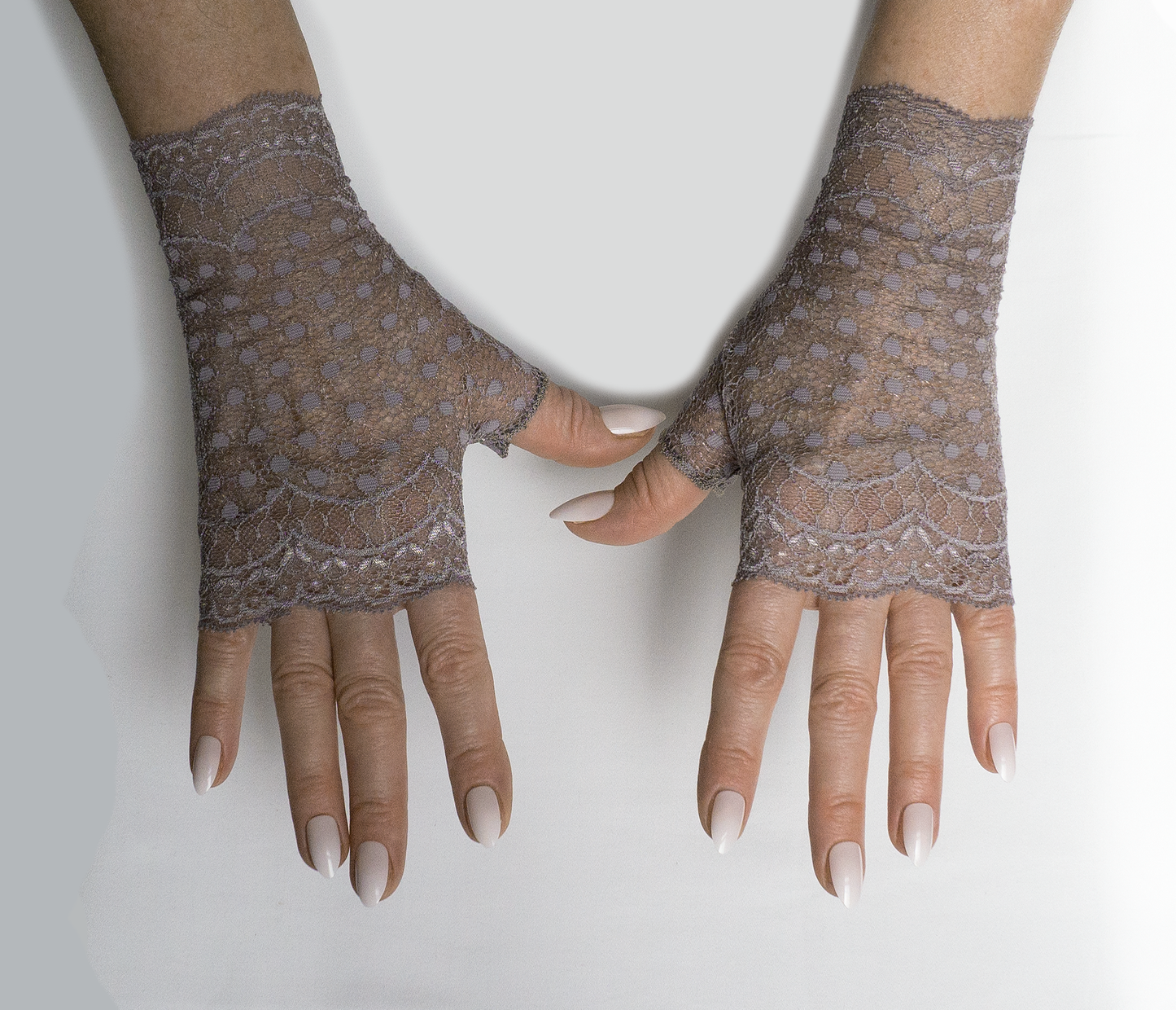 Pulswärmer Handschuhe fingerlos aus Spitze Punkte polkadots taupe-grau