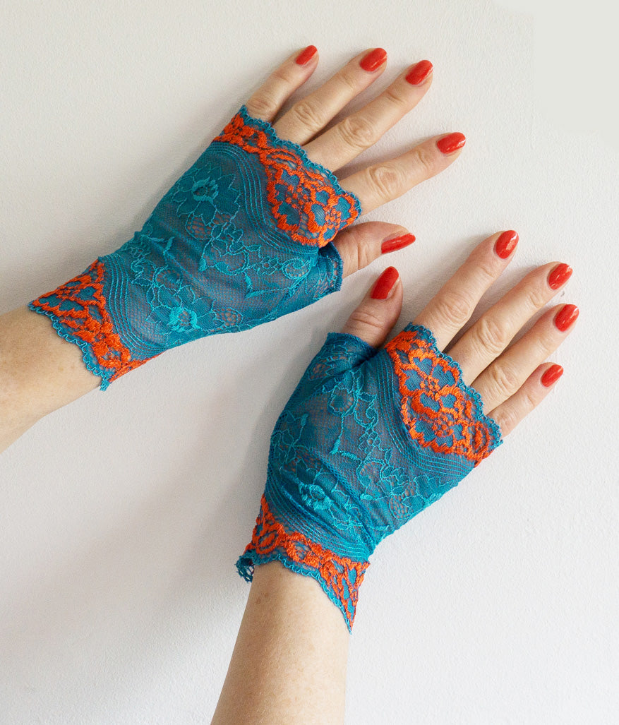 Pulswärmer Handschuhe fingerlos Spitze hellblau orange aus Dessous Spitze mit Blumen