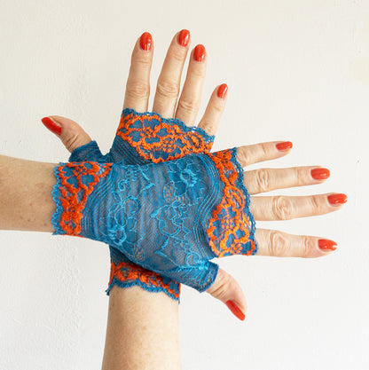 Pulswärmer Handschuhe fingerlos Spitze hellblau orange aus Dessous Spitze mit Blumen