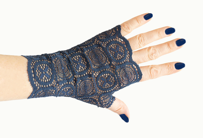 Pulswärmer Handschuhe fingerlos sehr weiche Spitze mittelblau geometrische Muster