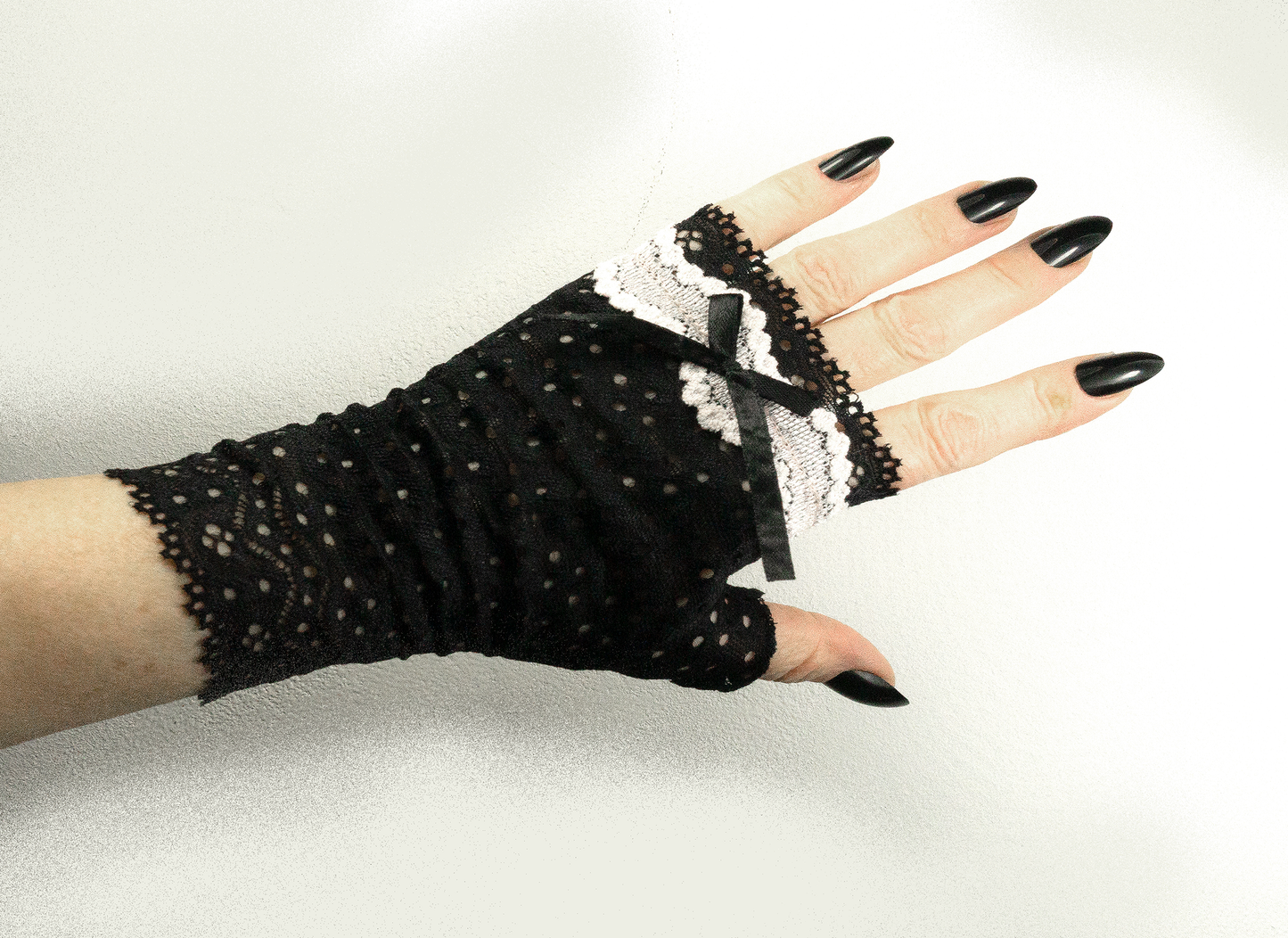 sexy gothic lolita Pulswärmer | fingerlose Handschuhe aus Spitze in schwarz/rosa mit Schleife