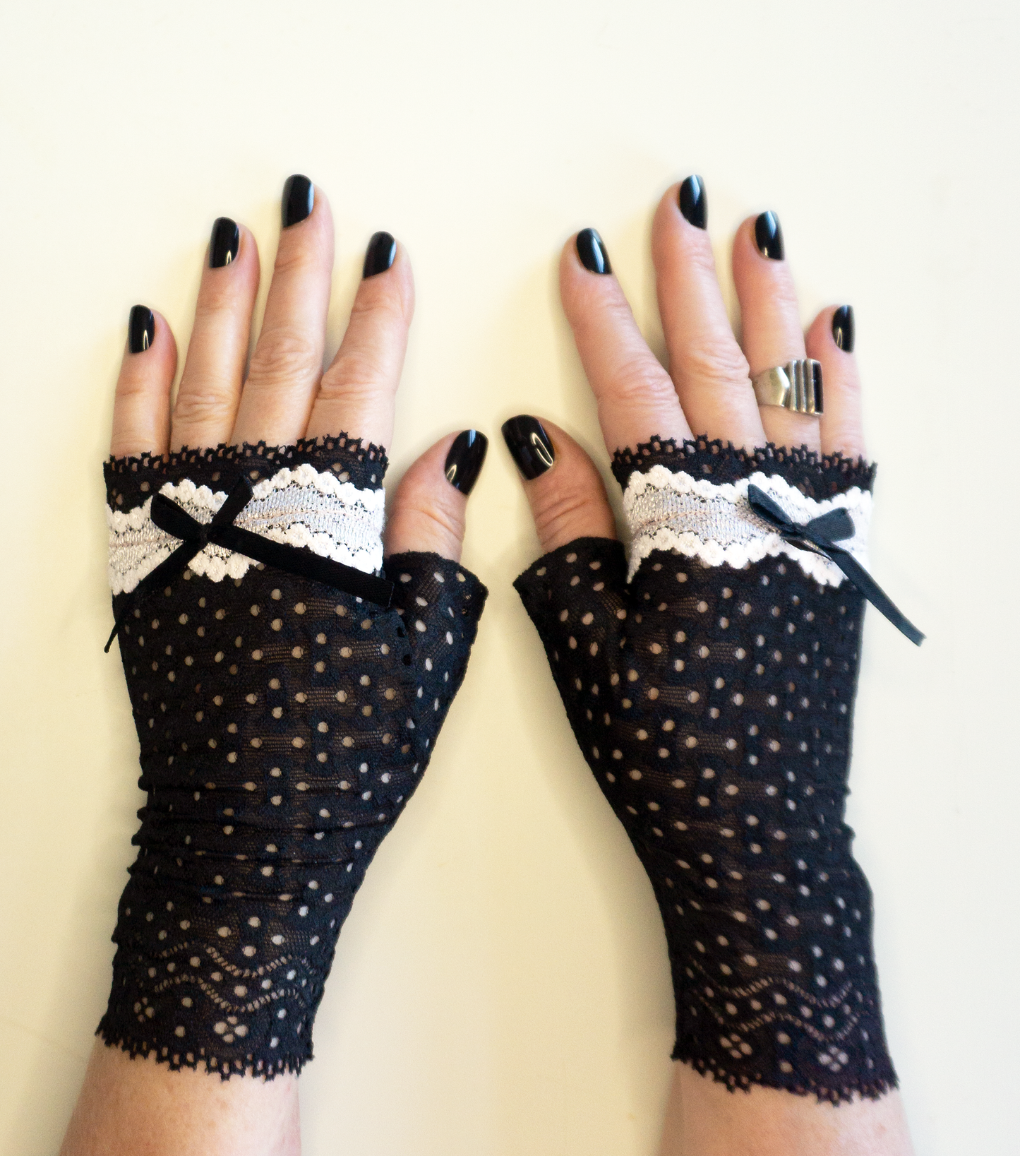 sexy gothic lolita Pulswärmer | fingerlose Handschuhe aus Spitze in schwarz/rosa mit Schleife