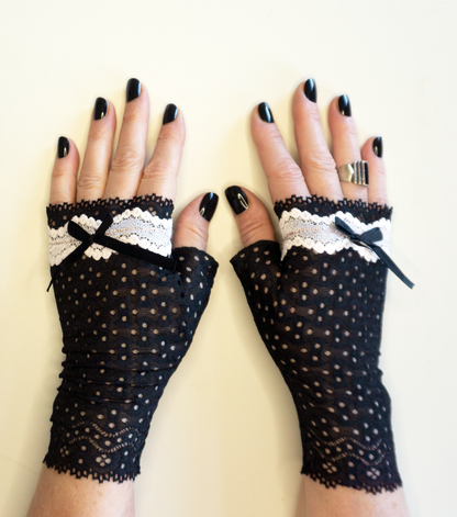 sexy gothic lolita Pulswärmer | fingerlose Handschuhe aus Spitze in schwarz/rosa mit Schleife