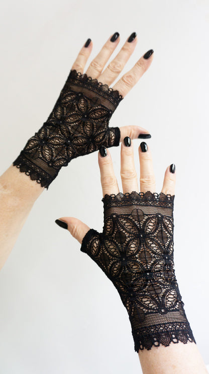 Pulswärmer Handschuhe fingerlos gothic schwarz kirchliches Muster Ornamente