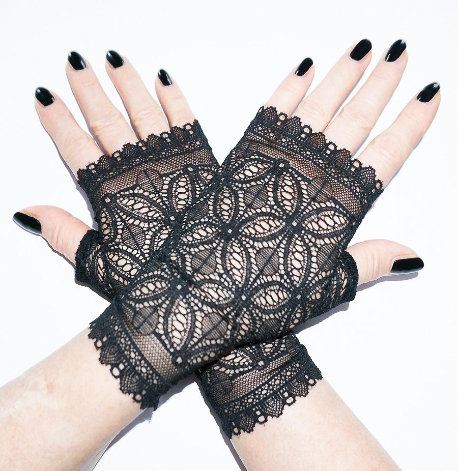 Pulswärmer Handschuhe fingerlos gothic schwarz kirchliches Muster Ornamente