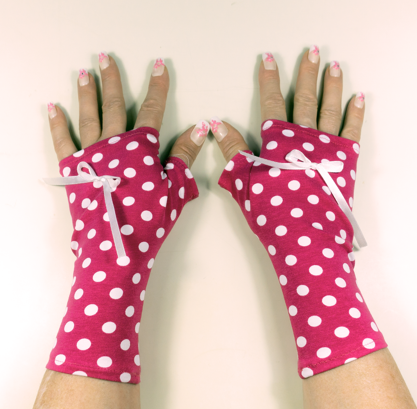 hochwertige Pulswärmer Handschuhe Jersey pink mit weißen Punkten polkadots mit Schleife