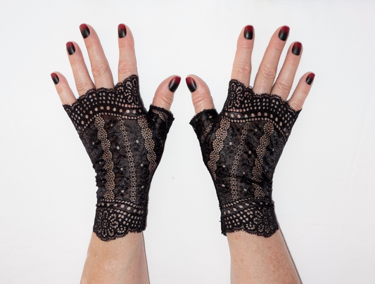 durchgehend glänzende gothic Pulswärmer Handschuhe fingerlos schwarz große geblümte Bogenkante und Streifen Optik