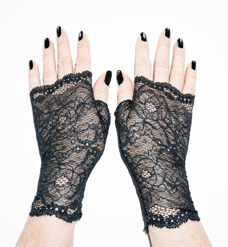 zarte feine Pulswärmer Handschuhe fingerlos Netz Spitze Rosen schwarz gothic