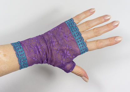 Pulswärmer Handschuhe fingerlos violet dreams aus lila Spitze mit türkis farbiger Bogenkante