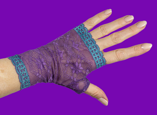 Pulswärmer Handschuhe fingerlos violet dreams aus lila Spitze mit türkis farbiger Bogenkante