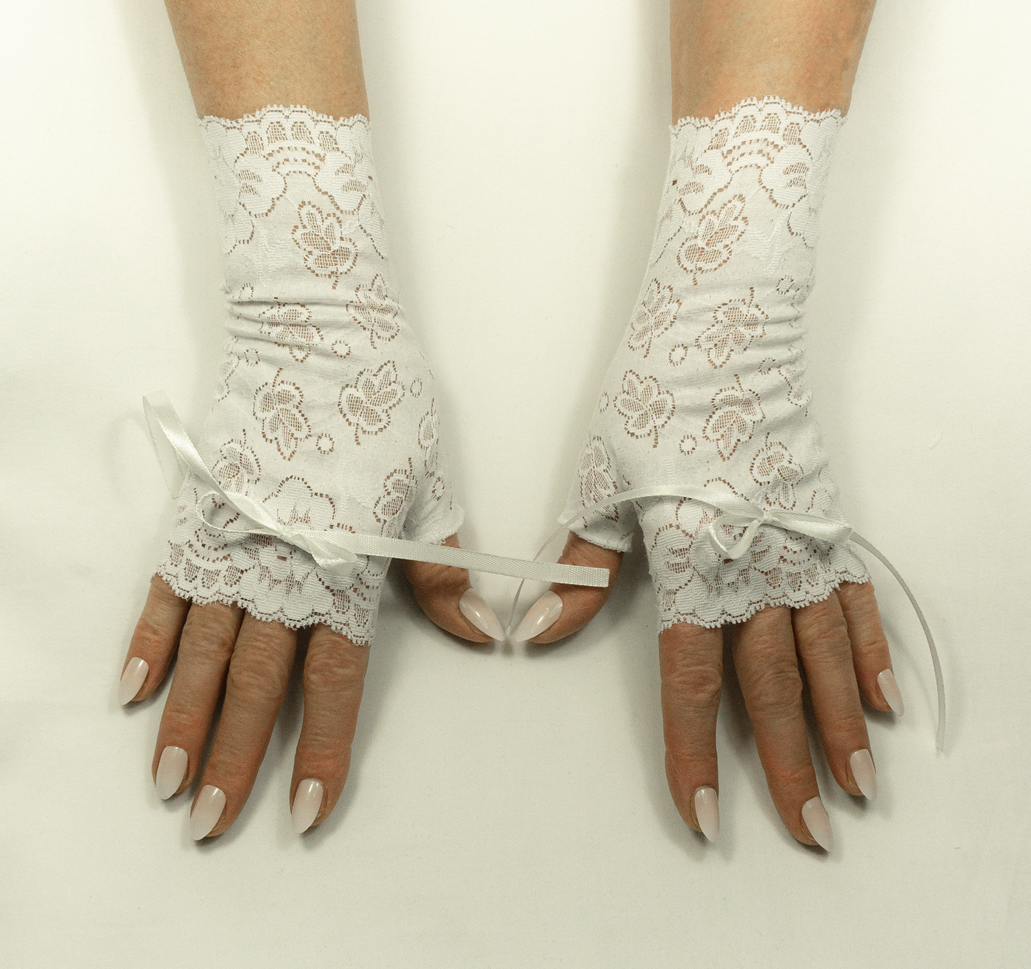 opaque wrist warmers | fingerless gloves | white with bow leaf pattern