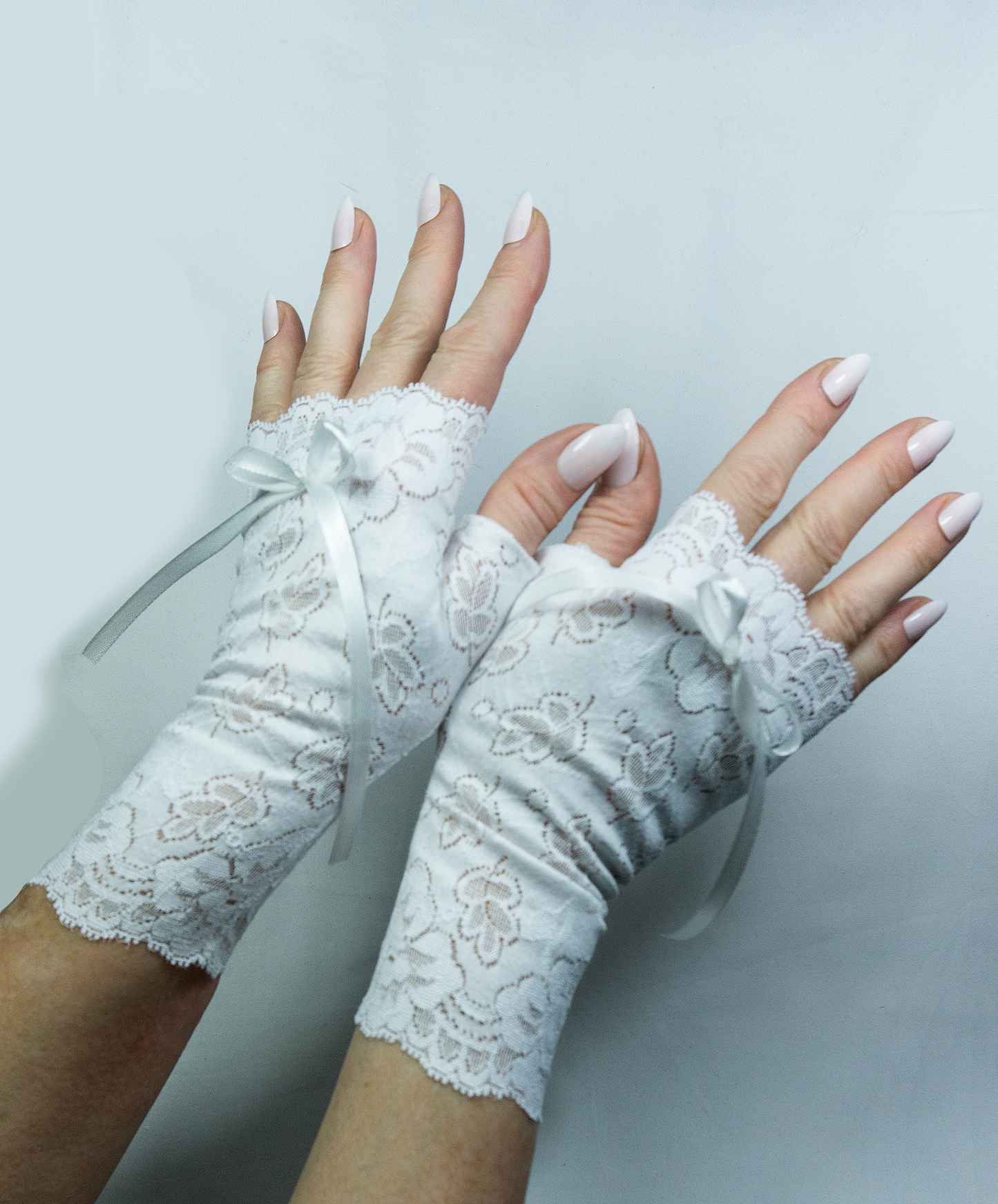 opaque wrist warmers | fingerless gloves | white with bow leaf pattern