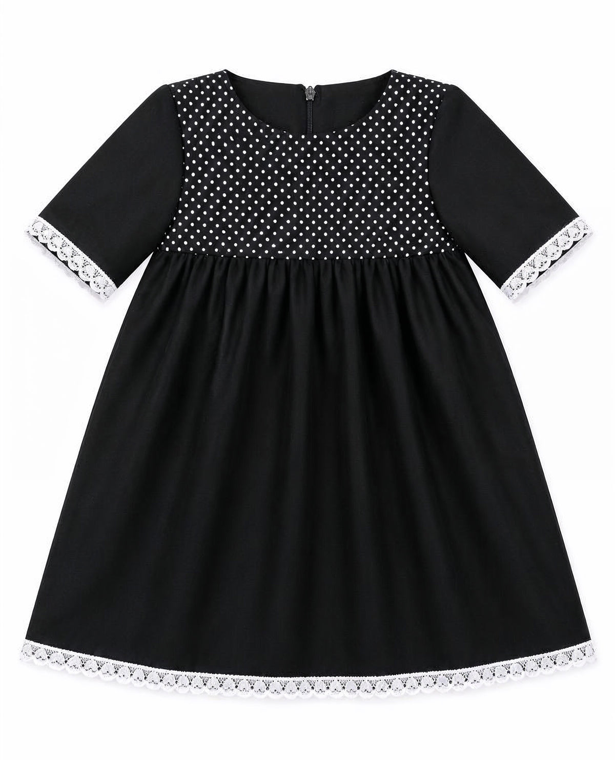 gothic lolita Kinder Kleid in schwarz weiß gepunktet polkadots und Zierspitze um die Säume. Rockabella oder Lolita style - beides ist möglich! Handgefertigt, hochgeschlossen, mit bauschigem Rockteil, in der Taille gerüscht. Auf diesem Foto flatlay der Vorderansicht