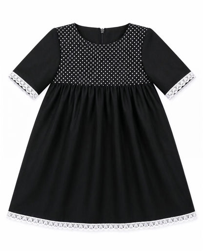 gothic lolita Kinder Kleid in schwarz weiß gepunktet polkadots und Zierspitze um die Säume. Rockabella oder Lolita style - beides ist möglich! Handgefertigt, hochgeschlossen, mit bauschigem Rockteil, in der Taille gerüscht. Auf diesem Foto flatlay der Vorderansicht
