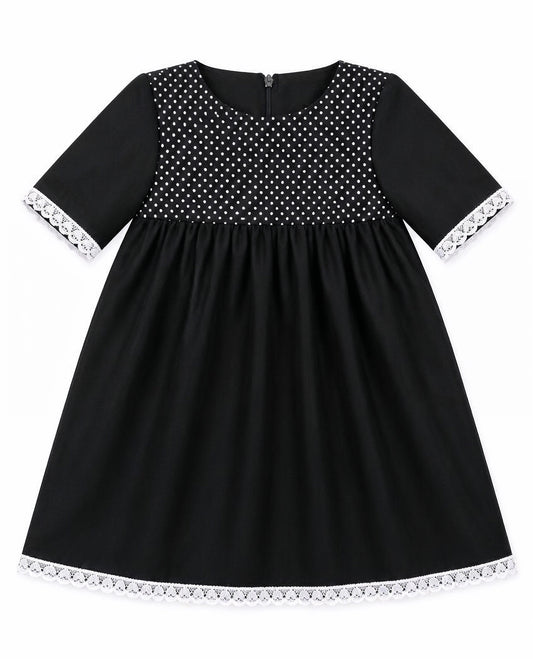 gothic lolita Kinder Kleid in schwarz weiß gepunktet polkadots und Zierspitze um die Säume. Rockabella oder Lolita style - beides ist möglich! Handgefertigt, hochgeschlossen, mit bauschigem Rockteil, in der Taille gerüscht. Auf diesem Foto flatlay der Vorderansicht