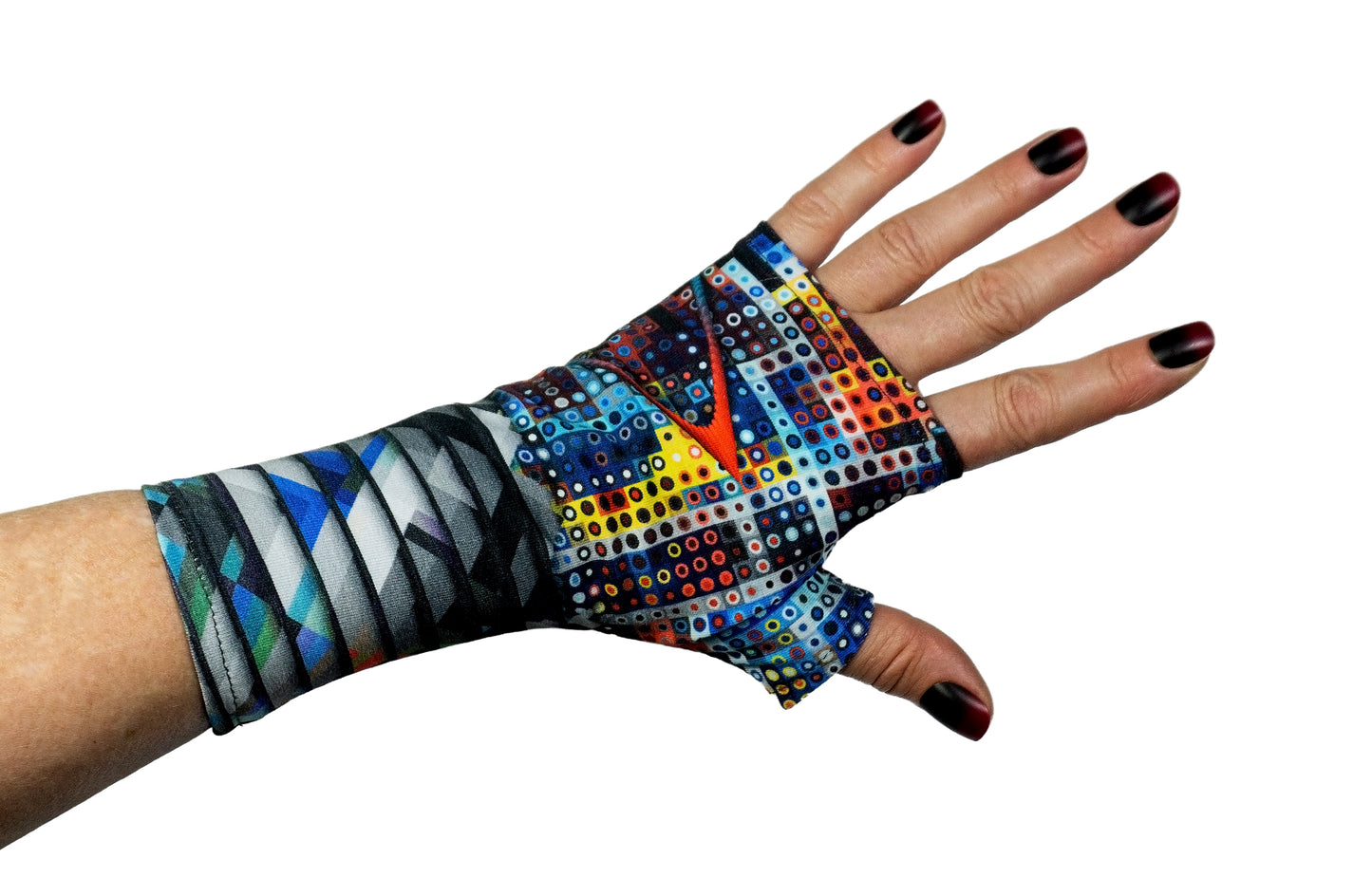 harajuku manga sci fi Pulswärmer fingerlos, mit Daumen, Detailansicht an einer Damen Hand. Handgefertigt in Deutschland von Mouska Alfar