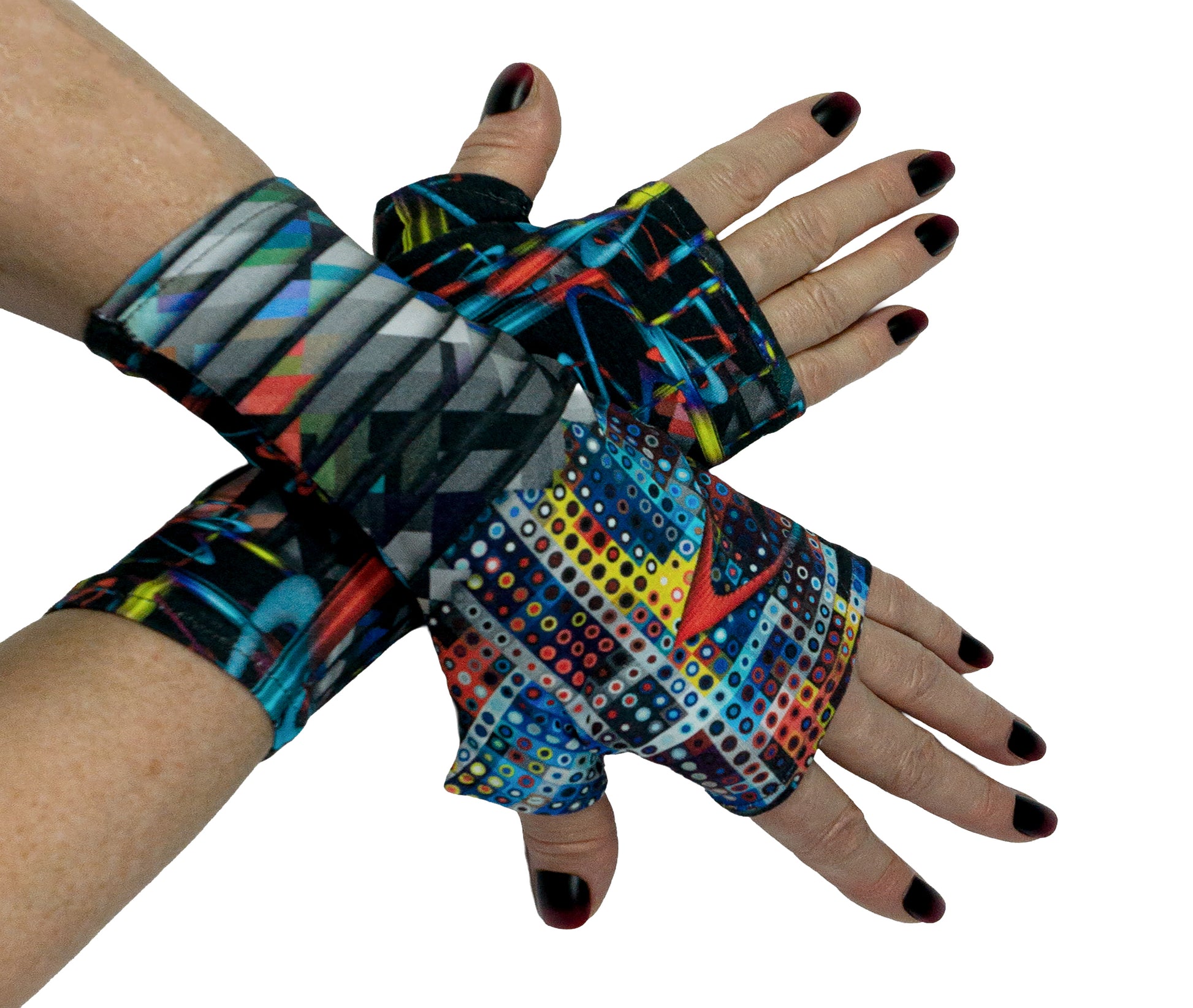Handschuhe fingerfrei für Sport und Freizeit, aus 100 % Baumwolle, abstrakter Druck, alle Größen, unisex, weich und anschmiegsam, die besten Freunde und treue Begleiter überall hin. Fotografiert an übereinander liegenden Damen Händen in Größe M. Größen von XXS bis XXL erhältlich sowie Sondermaße.