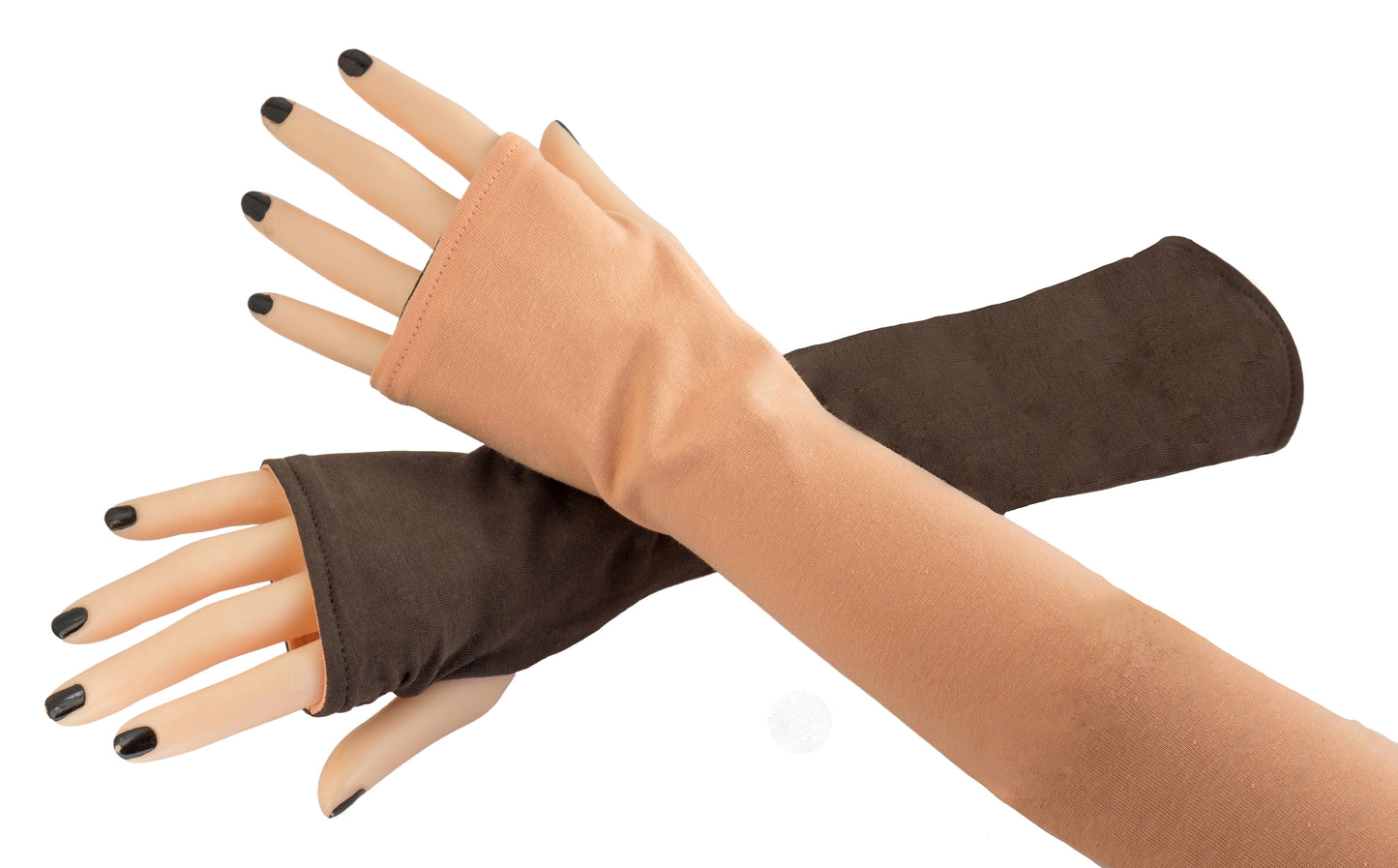Wende Armstulpen mit Daumenloch. Hergestellt aus Baumwolle Jersey in dunkelbraun und pfirsich abgebildet an zwei Damen Armen / Händen mit schwarzem Nagellack lackierte Nägel in volle Länge (nicht umgestülpt) . Handarbeit von Mouska Alfar
