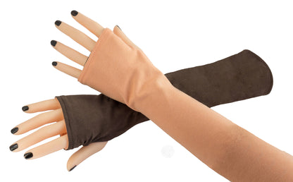 Wende Armstulpen mit Daumenloch. Hergestellt aus Baumwolle Jersey in dunkelbraun und pfirsich abgebildet an zwei Damen Armen / Händen mit schwarzem Nagellack lackierte Nägel in volle Länge (nicht umgestülpt) . Handarbeit von Mouska Alfar