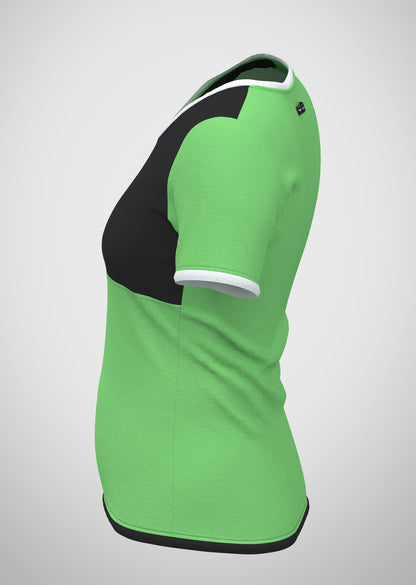 Mouska Alfar Farbblock T-Shirt mit Paspeln umrandet, Kurzarm, Rundhals, verschiedene Farbkombinationen innerhalb der colorblöcke in apfel grün schwarz weiß, hochwertig, robust, farbecht, aus Baumwoll Jersey, casual style - abgebildet hier Variation zwei, Seitenansicht: Vorderteil Passe in schwarz, unterer Teil grün, Ärmel weiß und grün, Paspeln schwarz, weiss und grün. Größen 34 bis 46 Damen