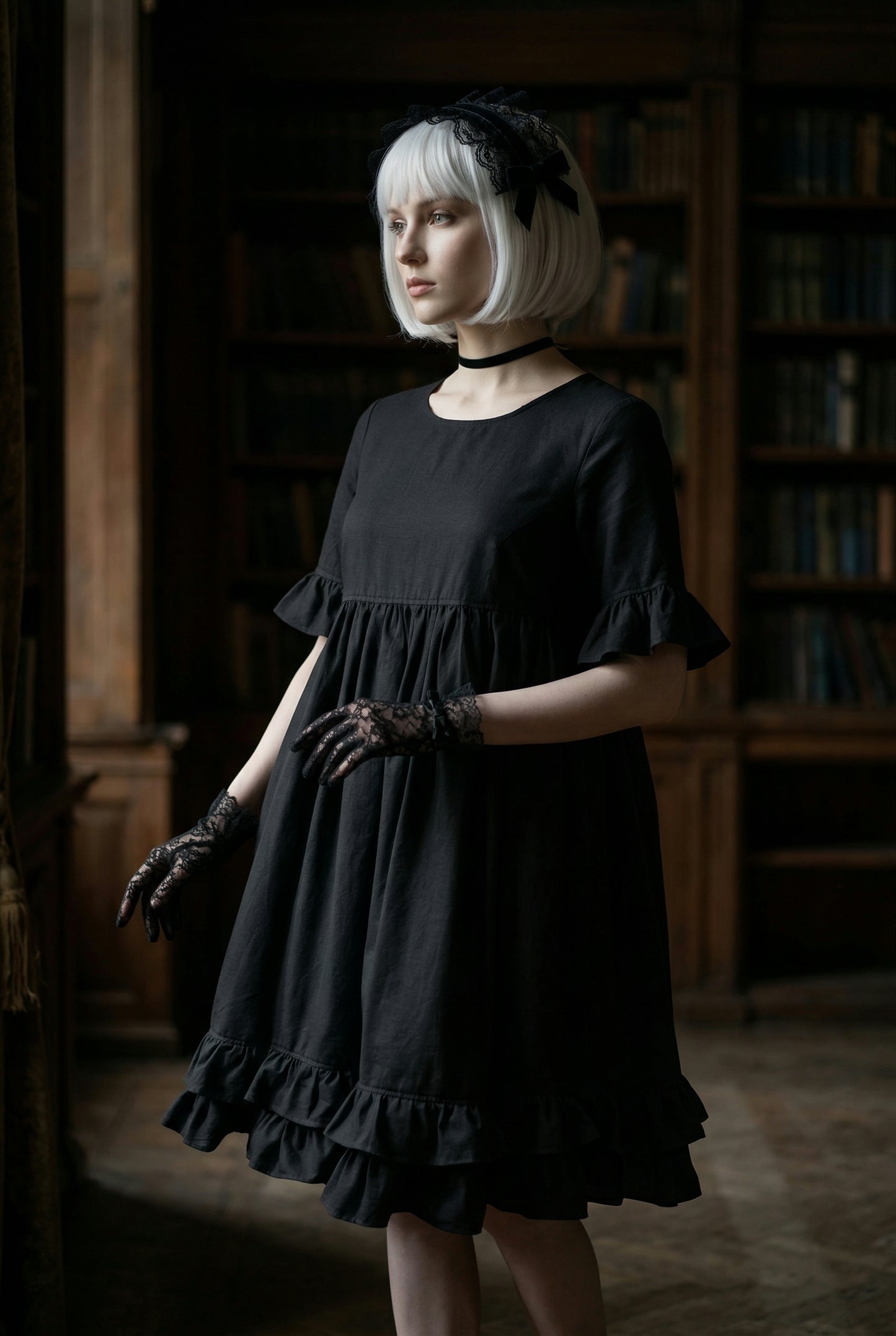Model mit kuro gothic Kleid Akari und mit Handschuhen auf einer Trauer Feier. Stoff aus hochwertiger Baumwolle, made in Germany