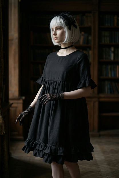 Model mit kuro gothic Kleid Akari und mit Handschuhen auf einer Trauer Feier. Stoff aus hochwertiger Baumwolle, made in Germany