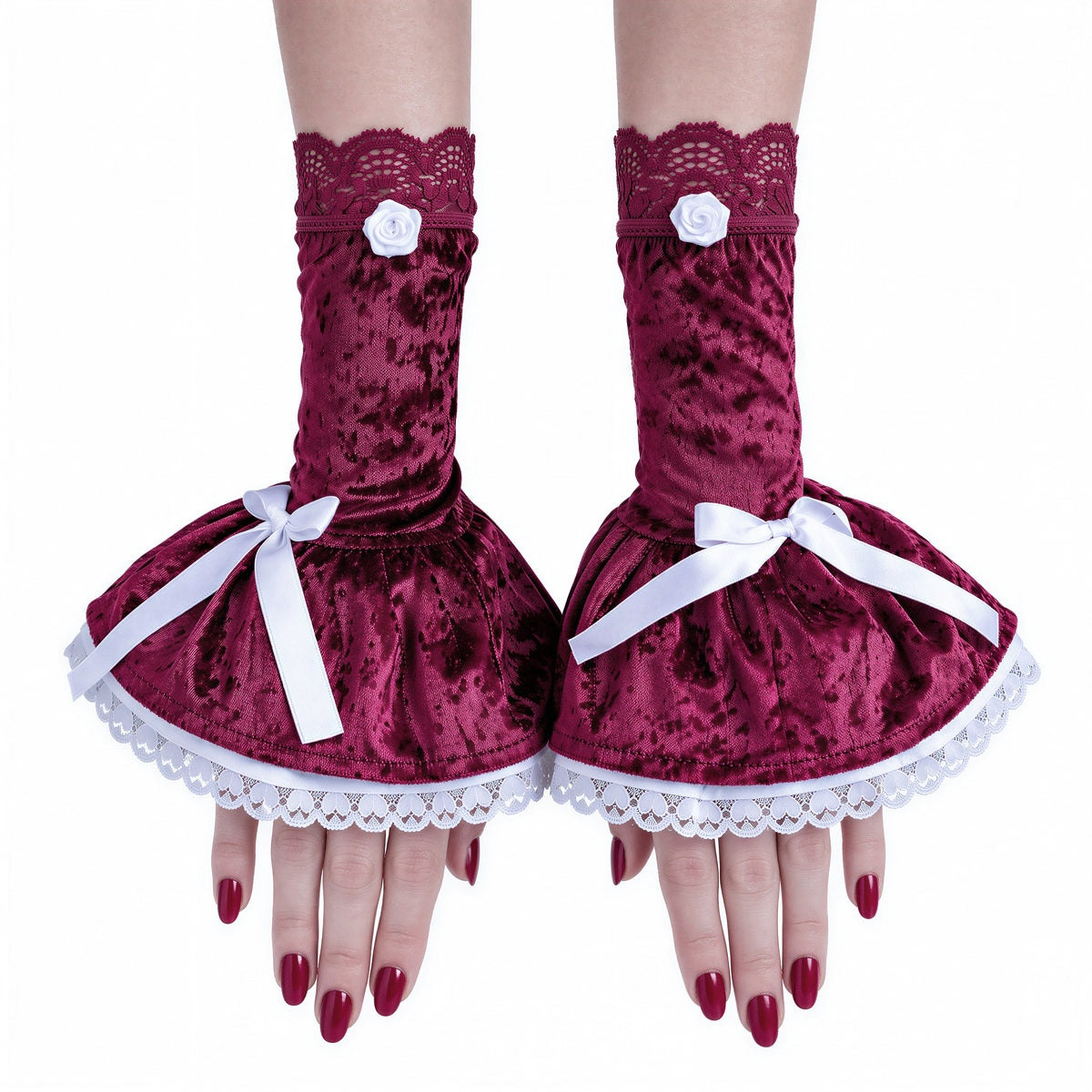 ein paar Sweet Lolita Armstulpen an Frauen Händen, Arme dargestellt, mittig im Bild platziert. Weich, anschmiegsam, treue Festival, Konzert, party, Gala, Vernissage oder Opern Begleiter mit Blickfang Garantie. Für Darkstyles, Subkulturen oder Tanz, Kostümball, Fasching, Karneval, Burlesque ein unverzichtbares Mode Detail.