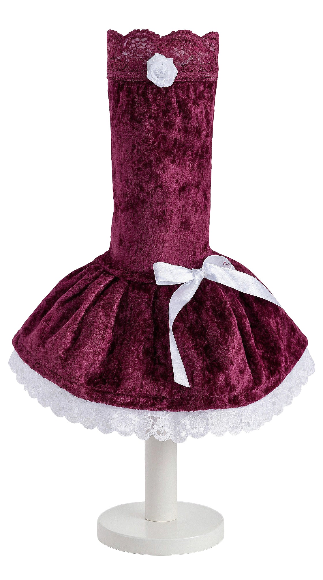 Armstulpe einzeln auf einem Fuß präsentiert. Viktorianischer Stil, Manschetten Stulpe mit zwei angenähten Röckchen in bordeaux rot und weiß, mit Wäsche spitzen, Zierspitzen, elastischer Abschluss-Spitze verziert sowie Satin Schleife und Rose. Bauschige Röckchen. Der Fuss ist weiß, Hintergrund auch. Studiobeleuchtung. Material ist Pannesamt und Baumwolle.