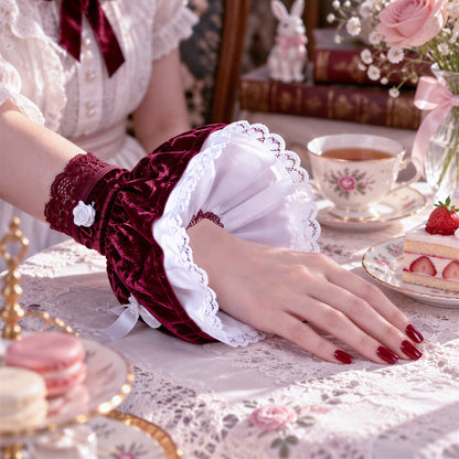 viktorianische sweet lolly EGL Armstulpe liegend fotografiert auf einem japanischen Sonntags Vintage Tisch in rot weiss. Handgefertigt von Mouska Alfar in Deutschland.