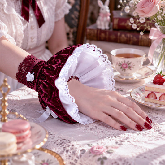 viktorianische sweet lolly EGL Armstulpe liegend fotografiert auf einem japanischen Sonntags Vintage Tisch in rot weiss. Handgefertigt von Mouska Alfar in Deutschland.