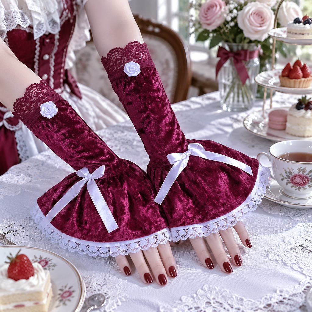 ein paar Damen Armstulpen mit 2 Lagen Röckchen. Auf einem Sonntag nachmittags Tanztee Tisch mit vintage Hintergrund im japanischen sweet lolita Stil fotografiert. Sie sind aus Samt & Spitzen gefertigt und mit Satin Schleife + Rose verziert und stehen präsent , auffällig und schön im Bild. Darkaesthetic Handarbeit für alle Subkulturen oder Nostalgie und Romantik Vintage Fans.