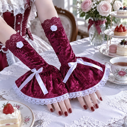 ein paar Damen Armstulpen mit 2 Lagen Röckchen. Auf einem Sonntag nachmittags Tanztee Tisch mit vintage Hintergrund im japanischen sweet lolita Stil fotografiert. Sie sind aus Samt & Spitzen gefertigt und mit Satin Schleife + Rose verziert und stehen präsent , auffällig und schön im Bild. Darkaesthetic Handarbeit für alle Subkulturen oder Nostalgie und Romantik Vintage Fans.