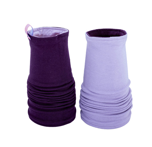andere Ansicht des Modells Nikita in aubergine-flieder (lila), gerade in voller Länge, eine Stulpe in Oberseite flieder, untere Seite (Futter) in aubergine, andere Stulpe genau anders herum