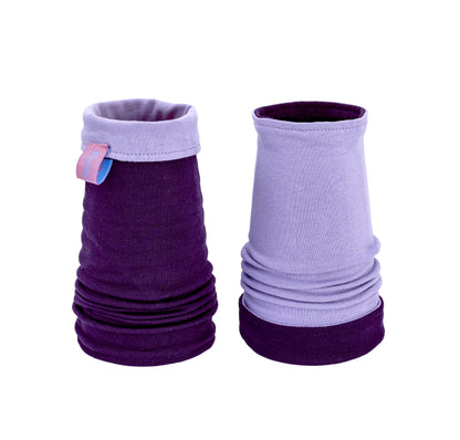 ein Paar Armstulpen Nikita, in lila violett Tönen, aubergine und flieder, umgekrempelt fotografiert, aus Baumwolle, satte Farben, handarbeit aus Deutschland