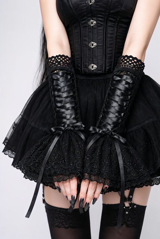 Mädchen trägt Mouska Alfars handgefertigte schwarze gothic Armstulpen. Sie hat Vampir Fingernägel und ein Allblackoutfit. Kuro Lolita. Handarbeit aus Deutschland auf Bestellung.