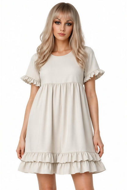 Model Valentina trägt das beige farbige japanische gothic lolita Kleid hier ohne Petticoat