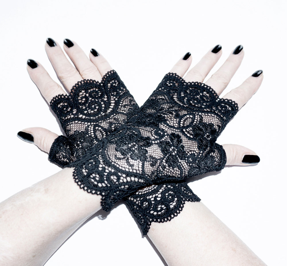 ein ganzes Paar gothic Handschuhe aus Netzspitze mit Musterung aus floralen Ornamenten. Accessoire für unterschiedliche Kleidungsstile und für Trauerfeiern oder als edler Handschmuck für schwarze Hochzeiten und festliche Events jeder Art.