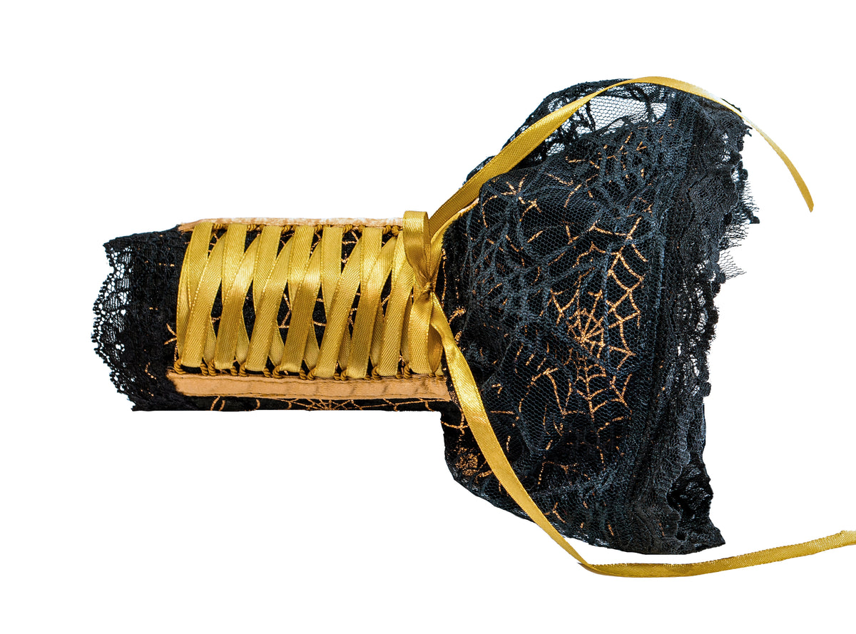 eine Spider Helloween Gothic Armstulpe liegend