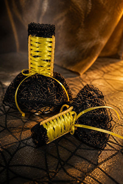 festliche, glänzende Gothic Party Armstulpen mit Röckchen, Bondage Zierschnürung und zwei Lagen Röcke aus Samt & Spitzen. Schnürung besteht aus handgefertigten Schlaufenbändern in gold und aus Satinband. Unikat. Korsett Ballet Stil. Perfekt für Halloween, Theater, Larp, Cosplay, Fasching, Karneval, Motto Geburtstage, Steampunk, Klassik Gothic und alle Darkstyles. Handgefertigt in Deutschland.