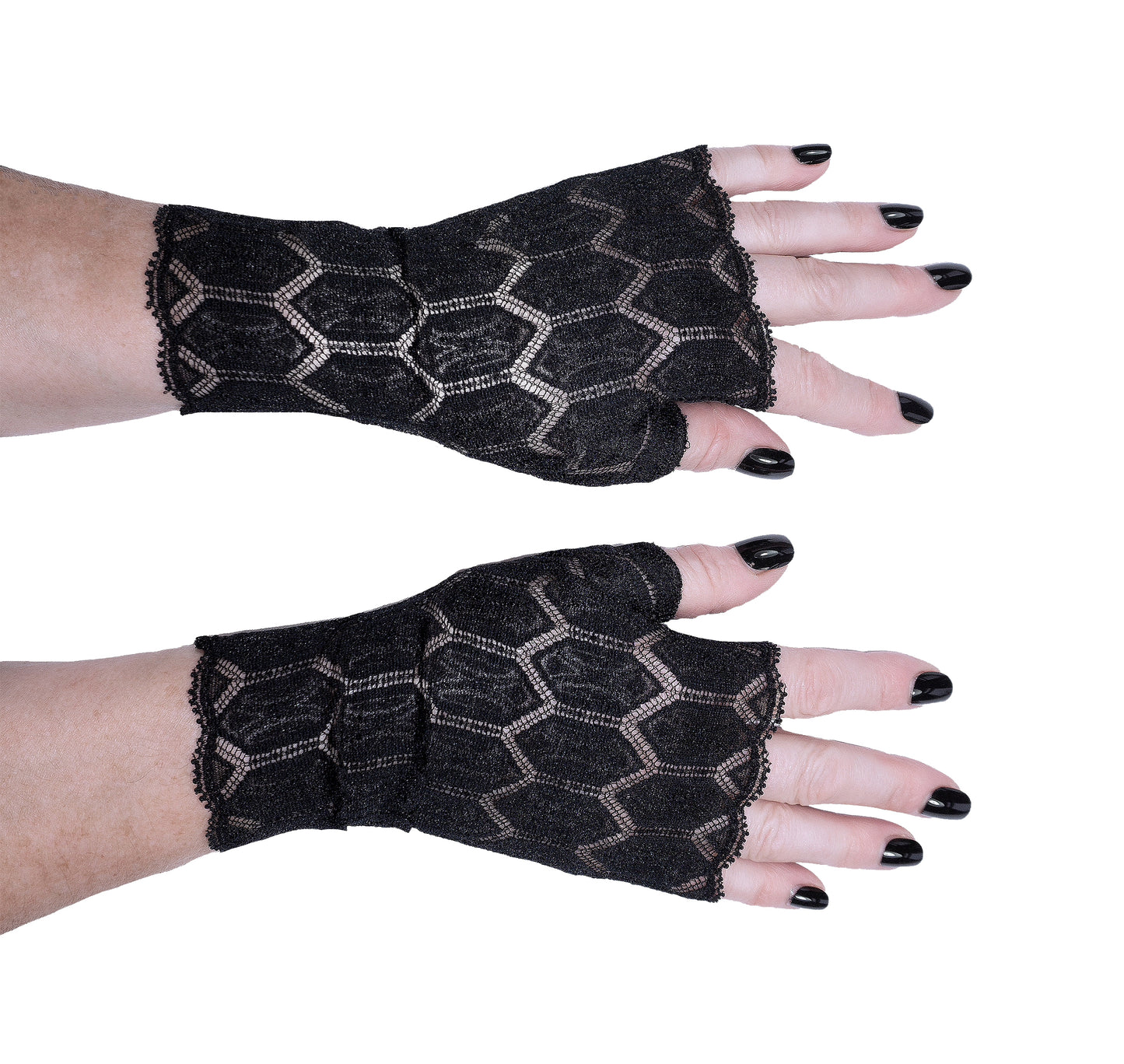 ein paar fingerlose gothic Handschuhe, schwarz,  blickdicht mit geometrischem Muster aus Spitze in Handarbeit hergestellt. Das Paar Hände hat schwarz lackierte Fingernägel.  