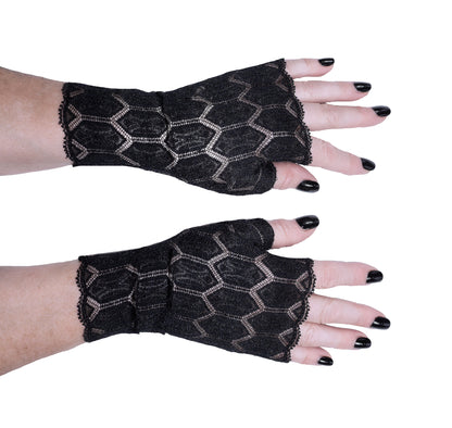 ein paar fingerlose gothic Handschuhe, schwarz,  blickdicht mit geometrischem Muster aus Spitze in Handarbeit hergestellt. Das Paar Hände hat schwarz lackierte Fingernägel.  